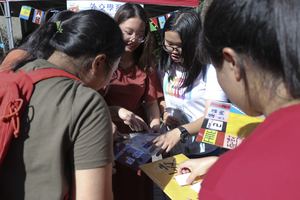 外交系學生考驗高中生國際知識。（攝影：校訊記者周佩怡）(另開新視窗/jpg檔)圖片