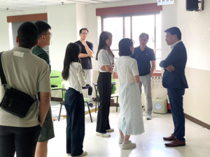 演講結束後，學生們排隊等著向林志翔營運長私下請益。(照片來源：行政管理碩士學程)(另開新視窗/png檔)圖片
