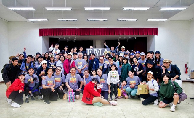 李蔡彥校長驚喜現身在風雩樓雲岫廳舉辦的「EMA 家庭日 Brunch Buffet」活動,與眾人暢談、開心合照。(照片來源:傳院在職專班)