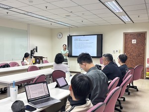 蔡璧涵副教授說明Political Business Cycle與和Political Budget Cycle說明中國大陸的隱性預算週期。（照片來源：國發所）(另開新視窗/jpg檔)圖片