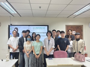 蔡璧涵副教授演講後與政大師生合影留念。（照片來源：國發所）(另開新視窗/jpg檔)圖片