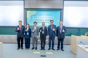出席來賓合影，由左至右為余清祥教授 、譚丹琪主任、金管會彭金隆主委、李蔡彥校長、環境部彭啓明部長、許永明執行長。（照片來源：企業永續管理研究中心）(另開新視窗/jpg檔)圖片