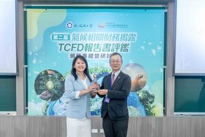 李校長頒贈獎座給評鑑績優銀行業者。（照片來源：企業永續管理研究中心）(另開新視窗/jpg檔)圖片