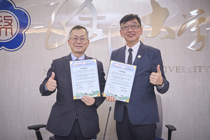 政治大學校長李蔡彥(左)、新北市農業局長諶錫輝(右)共同簽署合作備忘錄。（攝影：秘書處）(另開新視窗/jpg檔)圖片