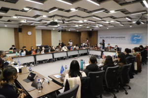 Students from NCCU and National Yang Ming Chiao Tung University (NYCU) participated in the simulation, representing different member states of the WHO.（Photo by International College of Innovation）(Open new window/png file)