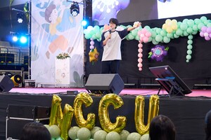 今年活動最受矚目的亮點之一，是知名 YouTuber、政大經濟系校友 HowHow（陳孜昊） 的驚喜登場。（攝影：秘書處）(另開新視窗/jpg檔)圖片