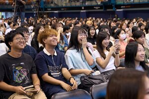 HowHow（陳孜昊） 的出現，同學笑聲與掌聲不斷，將活動氣氛推向最高潮。（攝影：秘書處）(另開新視窗/jpg檔)圖片