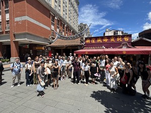 政大國合處為國際新生辦理大稻埕文化之旅及艋舺一日遊。(照片來源:國合處)(另開新視窗/jpg檔)圖片