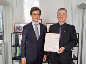 巴黎政治大學校長Luis Vassy(左)指出，巴黎政治大學學生為全法頂尖，樂見與政大在地緣政治、經濟及多領域建立長期合作。（照片來源：國合處）(另開新視窗/jpg檔)圖片
