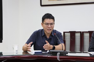 曾偉峯就解放軍人事變動對臺策略的可能影響，與在場學者進行討論交流。（照片來源：國關中心）(另開新視窗/jpg檔)圖片