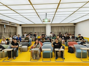 Distinguished Professor Trisha Lin (front row, center), students from Innovative Media and Creativity, and guest speaker Ming (front row, right) pose for a group photo after the lecture. The session provided students with valuable insights into generative-AI applications in video creation. (Photo by GCIT)(Open new window/jpg file)Image