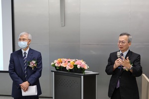 校長李蔡彥（右一）與央行總裁楊金龍（右二）合影（照片來源：經濟系）(另開新視窗/jpg檔)圖片