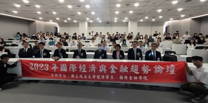 論壇會眾合照（照片來源：經濟系）(另開新視窗/jpg檔)圖片
