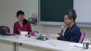 與談人經濟系助理教授黃柏鈞(右)於綜合討論時間,提出對本計畫場域安康社區的看法(照片來源:大學社會責任辦公室)(另開新視窗/jpg檔)