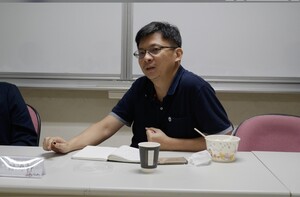 主持人社會系副教授鄭力軒談論臺灣政策的良弊(照片來源:大學社會責任辦公室)(另開新視窗/jpg檔)