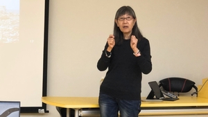 講者以手勢分享經驗。（照片來源：全創碩）(另開新視窗/jpg檔)圖片