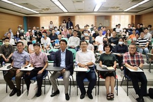 前參謀總長李喜明（前排左三）與師生合影（照片來源：社科院）(另開新視窗/jpg檔)