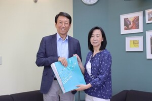 院長楊婉瑩（右）代表社科院致贈禮品予前參謀總長李喜明（照片來源：社科院）(另開新視窗/jpg檔)