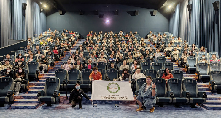 社科院行管碩假裕隆城威秀影城,舉辦《造山者-世紀的賭注》包廳觀影教學活動。(照片來源:社科院行管碩)