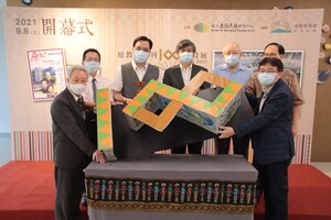 原民會主委夷將.拔路兒(左三)、本校校長郭明政(左四)、教育部副司長王明源(左二)、前立法委員蔡中涵(右二)、國立屏東師範學院前校長何福田(右三)、本校圖書館館長陳志銘(右一)、《原教界》總編輯林修澈(左一)共同為展覽揭幕(照片來源:原民中心)(另開新視窗/jpg檔)