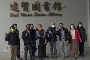 校友藉由校園巡禮回憶往日時光，也見證母校許多改變（攝影：秘書處）(另開新視窗/jpg檔)圖片