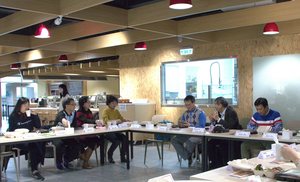 校友齊聚集英樓餐廳交流，餐敘時校長郭明政（右二）介紹近年重要政策（攝影：秘書處）(另開新視窗/jpg檔)圖片