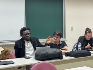 來自奈及利亞的亞太研究英語博士學位學程。（IDAS）Yimovie同學提出國際發展與援助的非洲觀點（照片來源：國發所）(另開新視窗/jpg檔)圖片