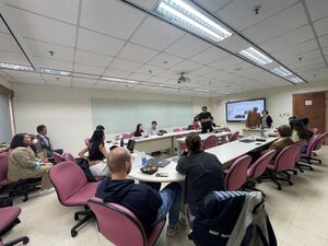 慧禮法師與劉曉鵬教授回應學生的提問。（照片來源：國發所）(另開新視窗/jpg檔)圖片