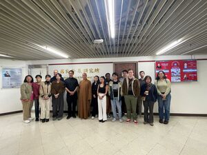 慧禮法師與政大師生合影。（照片來源：國發所）(另開新視窗/jpg檔)圖片