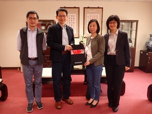 社科院院長楊婉瑩(右二)、中華安得烈慈善協會執行長羅紹和(左二)、行管碩執行長羅光達(左一)、創新國際學院院長杜文苓(右一)合影(照片來源:行政管理碩士學程)(另開新視窗/jpg檔)