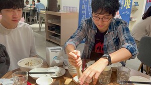 One group of students is experiencing traditional Hakka dessert, Lei Cha（擂茶）. (Photo by International College of Innovation)(Open new window/jpeg file)Image