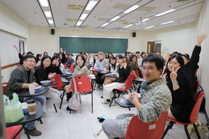 After the presentations, all students had a reunion and farewelled their friends. (Photo by International College of Innovation)(Open new window/jpg file)Image