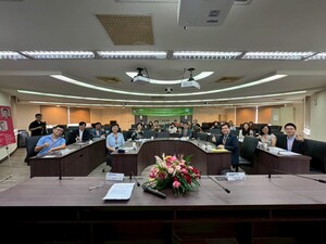 Group photo of the symposium attendees (Photo by College of Education)(Open new window/jpg file)Image