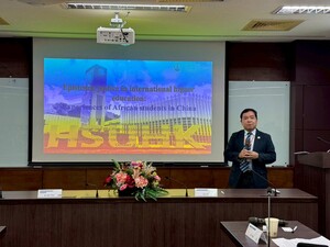 Presentation by Professor Ka Ho Mok from Hang Seng University of Hong Kong (Photo by College of Education)(Open new window/jpg file)Image