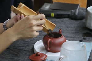 每一個茶具各有功能，十分講究的傳統茶席均可見其影（攝影：校訊記者周佩怡）(另開新視窗/jpg檔)