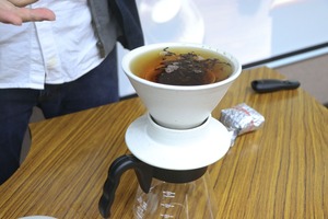 以仿效創新手法泡製的茶葉在表面旋轉舒展（攝影：校訊記者周佩怡）(另開新視窗/jpg檔)