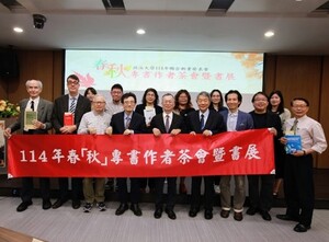 14年春「秋」專書作者茶會暨書展師長大合照。（照片來源：圖書館）(另開新視窗/jpg檔)圖片