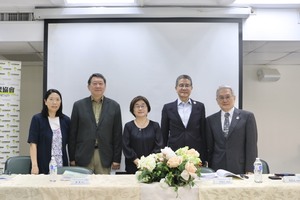 副校長趙怡(左二)、台灣聯大系統副校長蘇蘅(中)主持數位創世紀論壇(照片來源:傳播學院)(另開新視窗/jpeg檔)