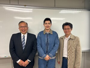 吳孟洲學長（中）返校分享職涯經驗，與陳建維主任（左）、楊培侃老師（右）合影。（照片提供：國貿碩二 鄒鶴慈）(另開新視窗/jpg檔)圖片