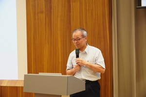 許政賢老師介紹公益服務學程與榮譽導師制度。（照片來源：法學院）(另開新視窗/jpeg檔)圖片