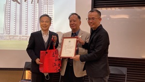 本系及系友會致贈感謝函、禮物,感謝陳學長多年來的幫忙(照片來源:地政系)(另開新視窗/jpg檔)