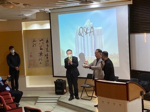 會後為11月11日地政節生日的陳學長驚喜慶生(照片來源:地政系)(另開新視窗/jpg檔)