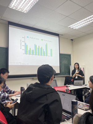 講者與聽眾互動。（照片來源：心理系）(另開新視窗/png檔)圖片