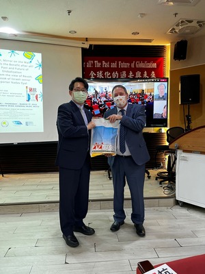 Director of Department of Diplomacy Dr. Yeh-Chung Lu (left) presented a souvenir to Omer Caspi, Representative of Israel Economic and Cultural Office in Taipei (right).(Photo Source:Department of Diplomacy)(Open new window/jpg file)