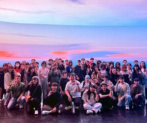 夢想動畫專案經理陳建名（前排中）、全創碩主任林翠絹特聘教授（第二排左五）與學生們於 XR 虛擬製片棚前開心合影。（照片來源：全創碩）(另開新視窗/jpg檔)圖片