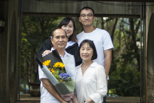 韓文系羅同學和家人合影,父母藏不住對孩子的驕傲。(照片來源:校訊記者王宇淮)