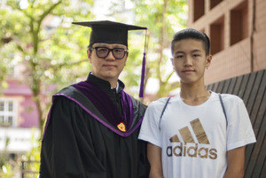 就讀高中的兒子和碩士班畢業的爸爸合影,形成有趣的相對。(照片來源:校訊記者王宇淮)