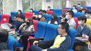 徵才活動吸引同學提問進一步認識各類職缺要求。（照片來源：資訊學院）(另開新視窗/jpg檔)圖片