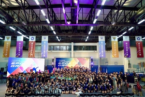 台聯大四校選手與師長於開幕典禮後合影留念。（照片來源：秘書處）(另開新視窗/jpeg檔)圖片