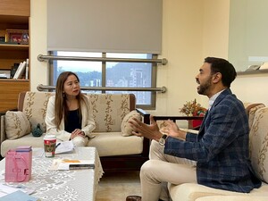 Jye Smallwood, an English Language Fellow from the United States, met with Distinguished Professor Yi-Ning (Katherine) Chen, Executive Director of the Office of Bilingual Education and Multicultural Promotion. (Photo credit: EMI Resource Center)(Open new window/jpg file)Image